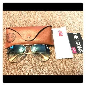 Ray-ban gradient aviators in light blue